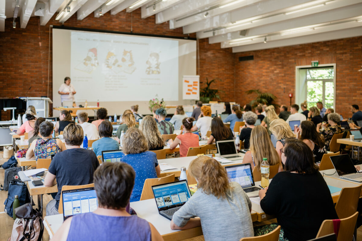 Bild vom Saal, in dem die Unterrichtenden ohne Diplom einen Kurs besuchen